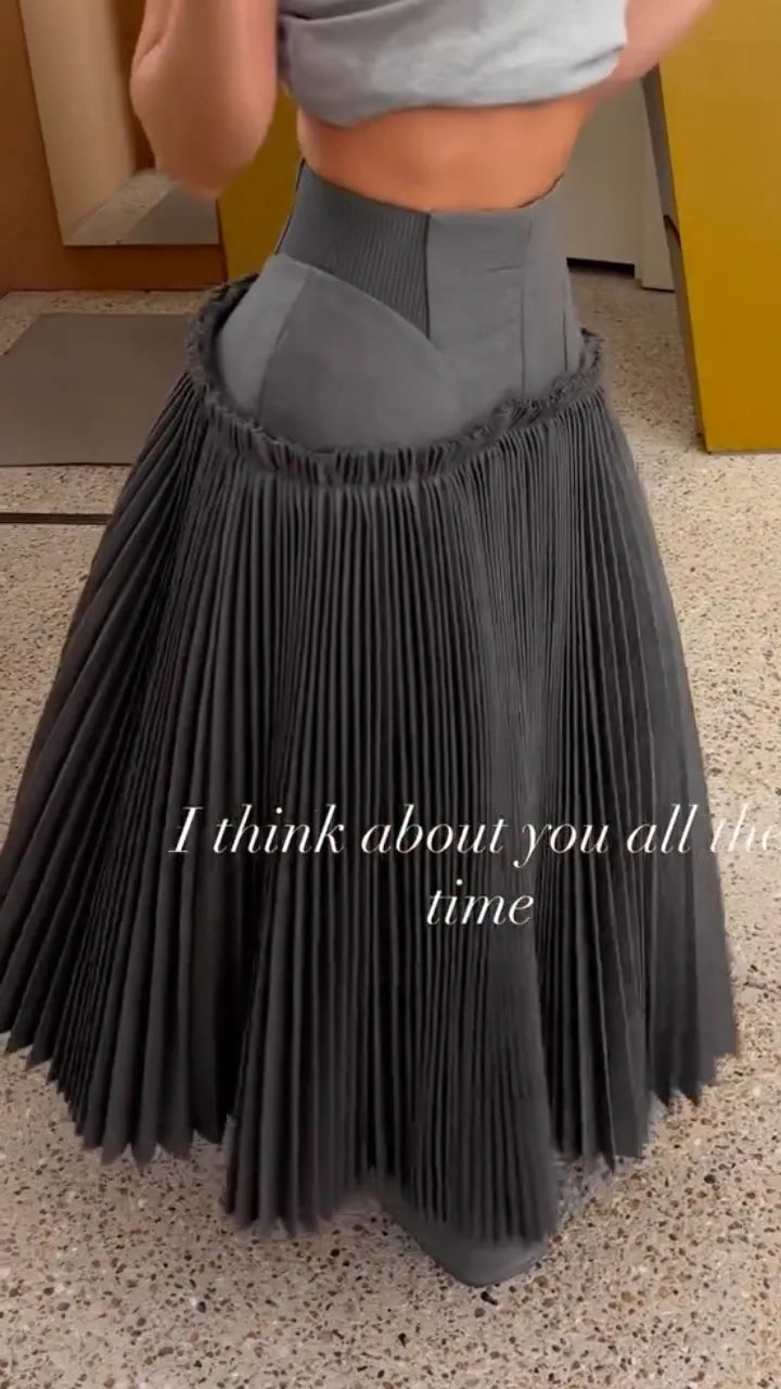 复制Black High-Neck Cascading-Ruffle Slit Gown